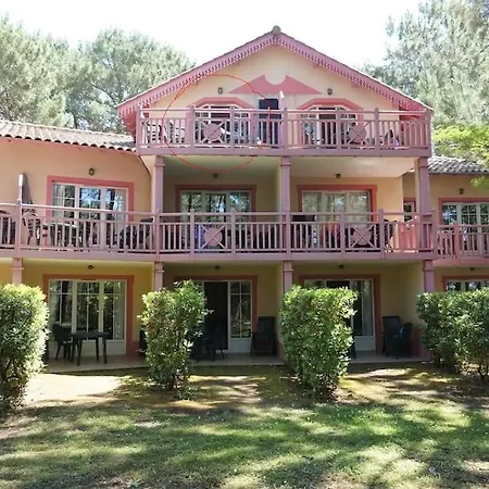 Dans Avec Piscine Apartment *